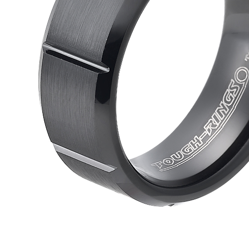 טבעת טונגסטן לגבר מוברשת ומצופה בציפוי שחור עם חריטות לרוחב הטבעת 8 מ