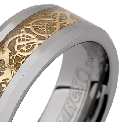 טבעת טונגסטן לגבר מוברקת ומוחלקת, הטבעת בעלת עיטור פנימי זהב בעובי 8 ממ.