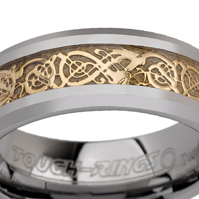 טבעת טונגסטן לגבר מוברקת ומוחלקת, הטבעת בעלת עיטור פנימי זהב בעובי 8 ממ.