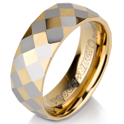 טבעת טונגסטן לגבר מוברקת עם חיתוכי יהלום בציפוי זהב וכסוף לסירוגין בעובי 8 ממ.
