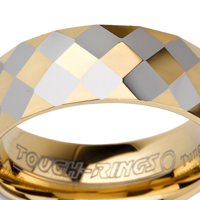 טבעת טונגסטן לגבר מוברקת עם חיתוכי יהלום בציפוי זהב וכסוף לסירוגין בעובי 8 ממ.