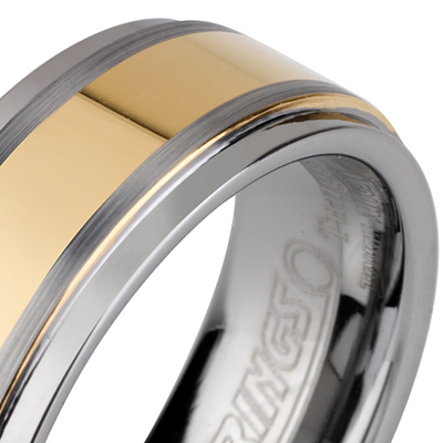 טבעת טונגסטן לגבר מוברשת עם אמצע בציפוי זהב מוברק ומוחלק בעובי 8 ממ.