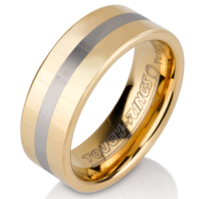 טבעת טונגסטן לגבר מוברקת ומוחלקת בציפוי זהב עם אמצע כסוף מוברש בעובי 8 ממ.
