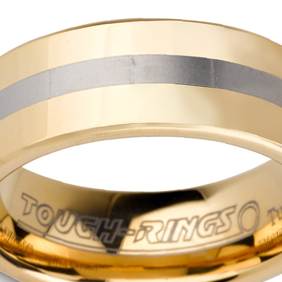 טבעת טונגסטן לגבר מוברקת ומוחלקת בציפוי זהב עם אמצע כסוף מוברש בעובי 8 ממ.