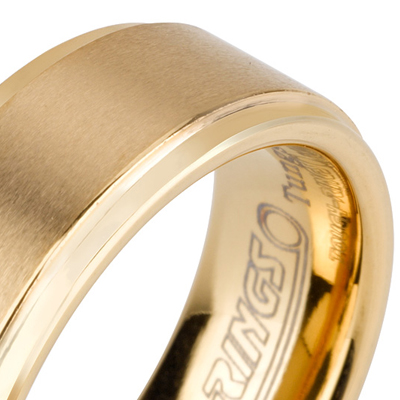 טבעת טונגסטן לגבר מוברקת עם אמצע מוברש בציפוי זהב בעובי 8 ממ.