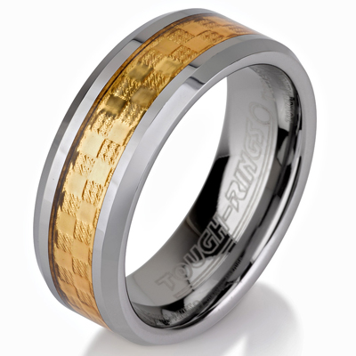 טבעת טונגסטן לגבר מוברקת עם עיטור פנימי של סיבי זהב בעובי 8 ממ.