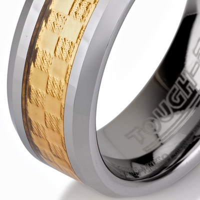 טבעת טונגסטן לגבר מוברקת עם עיטור פנימי של סיבי זהב בעובי 8 ממ.